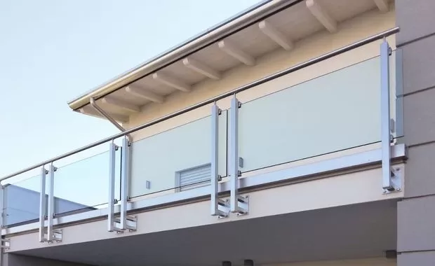 Lan can kính ngoài trời